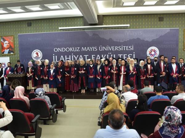 Türkiye’nin önde gelen ilahiyat fakültelerinden biri olan ve yetiştirdiği nitelikli mezunlarla alana katkı sunan Ondokuz Mayıs Üniversitesi (OMÜ) İlahiyat Fakültesi, 2020-2021 eğitim-öğretim yılının mezunlarını verdi.